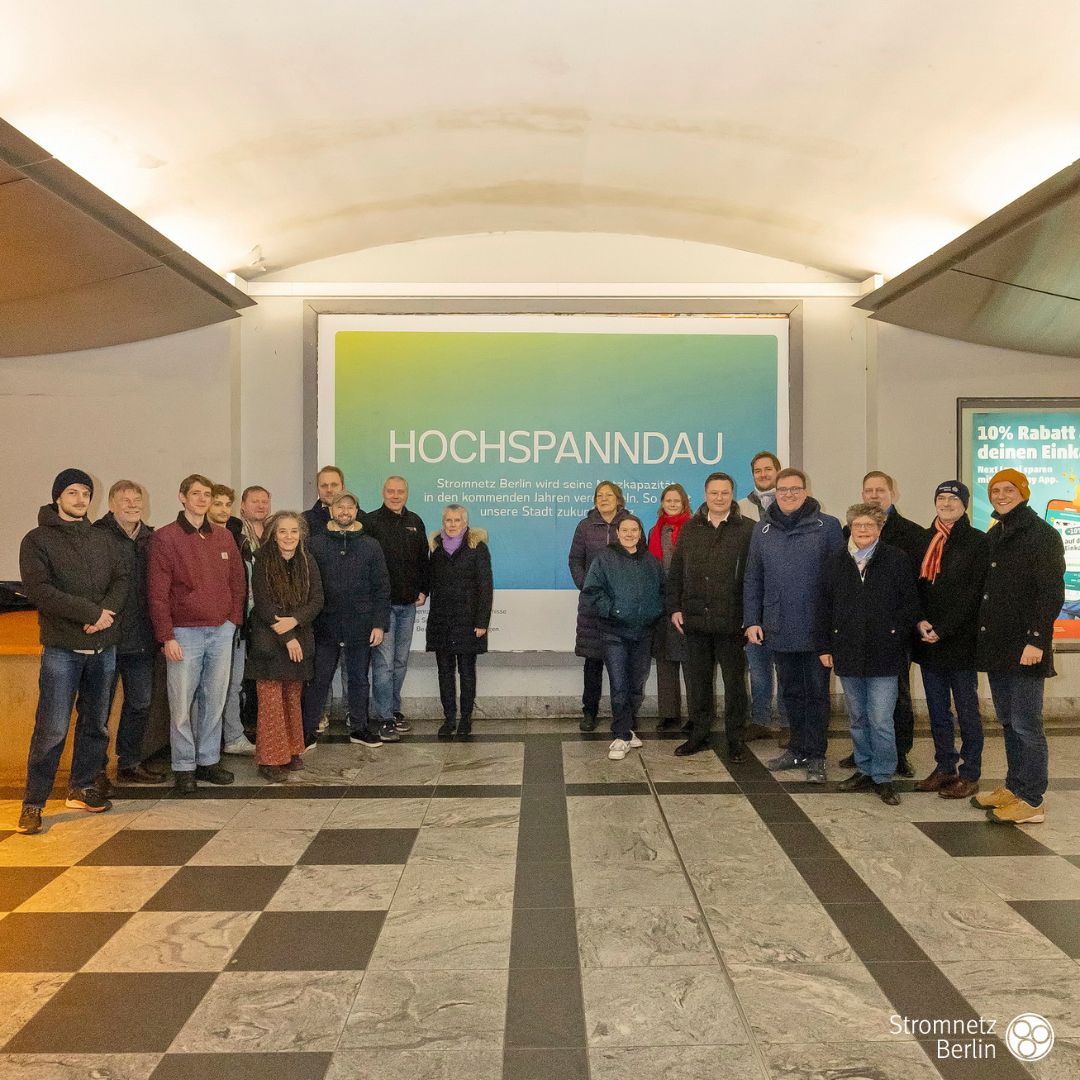 Am Donnerstag hat unserer Bürger*innenrat gemeinsam mit Bezirksstadtrat <a href="/thorstenschatz/">Thorsten Schatz</a> unsere Plakatkampagne am Bahnhof Spandau vorgestellt. Aufgrund der Energiewende muss die Kapazität des Berliner Stromnetzes in den kommenden Jahren verdoppelt werden. #Digitalisierung #Spandau