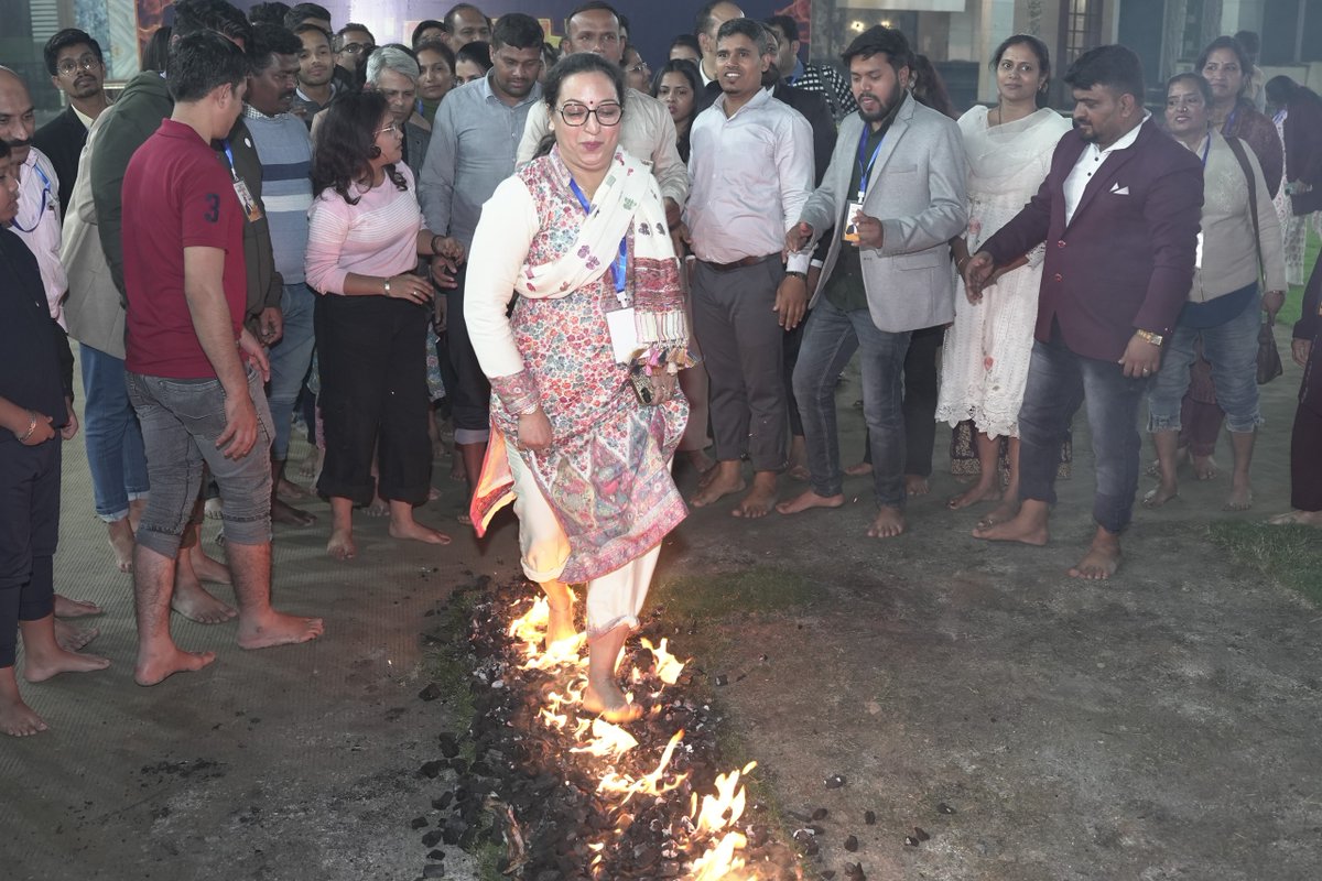coachbsr's tweet image. #Firewalk: A Breakthrough to Fearless Living! 

At #IgnitingTheSpark, participants walked on fire &amp;amp; shattered their fears!  

The Firewalk isn’t just about embers—it’s about breaking limits, building confidence &amp;amp; unleashing your true potential. 💪

#OvercomingFear #CoachBSR