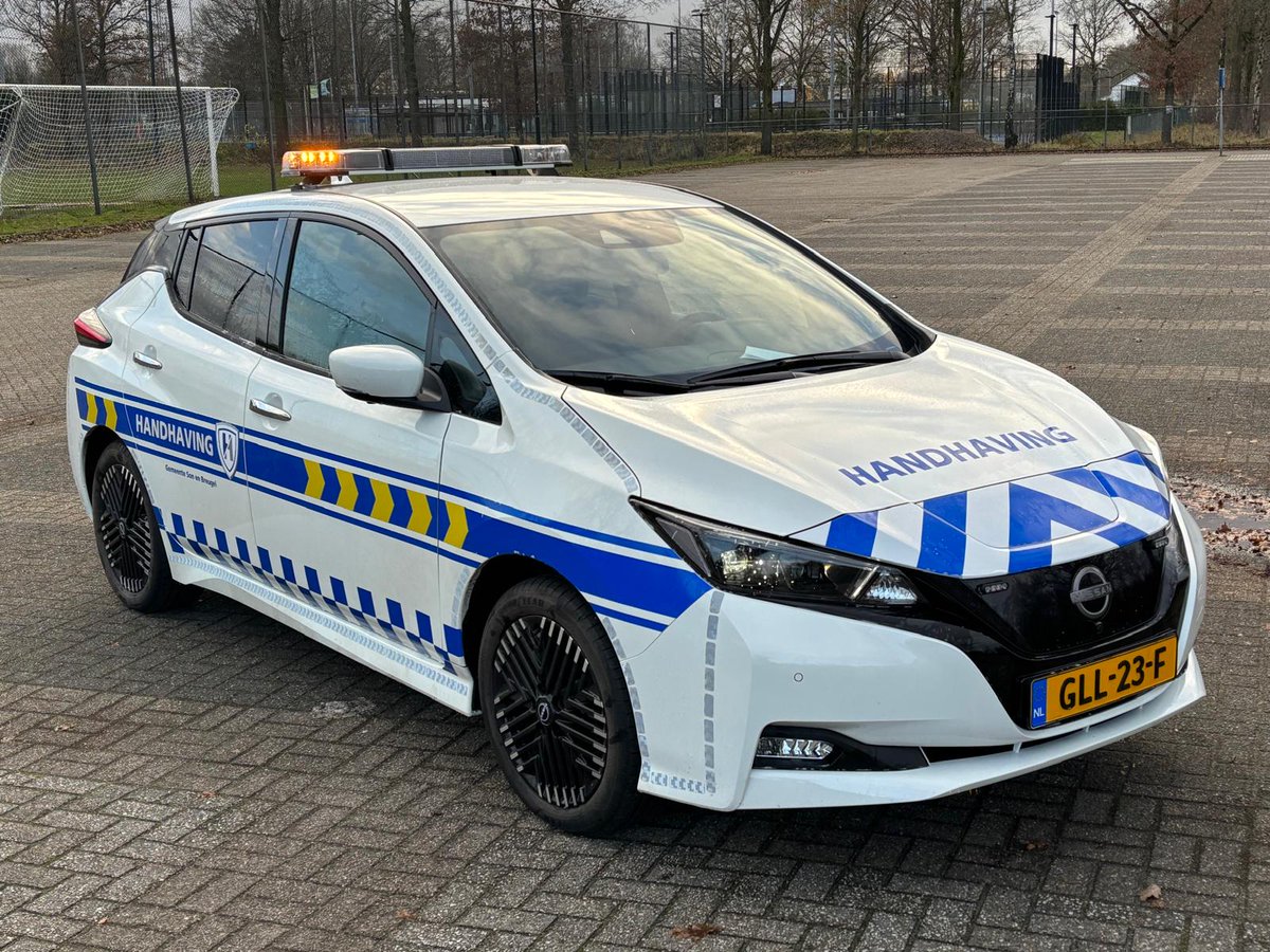 Marelko's tweet photo. Nissan Leaf van Gemeente Son en Breugel voorzien van signalering! Onder andere met een  43 inch Xpert van Haztec international.
Voorzien van amber verlichting op de hoeken, alley lights én matrixtekstborden. Zo worden de weggebruikers duidelijk en effectief geïnformeerd. https://t.co/5Pju4n5de7