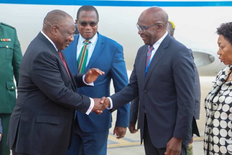 zanupf_patriots's tweet photo. πΏπ¦ His Excellency, President Cyril Ramaphosa of South Africa, has arrived in Harare to join regional leaders for the SADC Extraordinary Summit of Heads of State and Government.
He was received by Finance Minister, Prof. Mthuli Ncube.
#ExtraordinarySummit #SADC https://t.co/S6qJrWhrA1