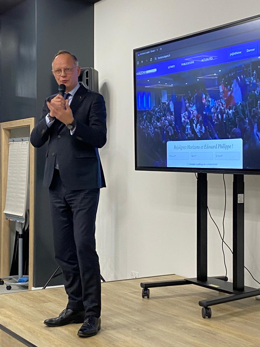 Mardi soir, une belle soirée dans l'Ain aux côtés d'<a href="/EPhilippe_LH/">Edouard Philippe</a>  ! ✨
Moment d'échanges et de convivialité avec les militants et élus engagés pour l'avenir de nos territoires. 
Une énergie collective qui nous encourage à avancer avec <a href="/HorizonsLeParti/">Horizons</a> ! 🔵⚪