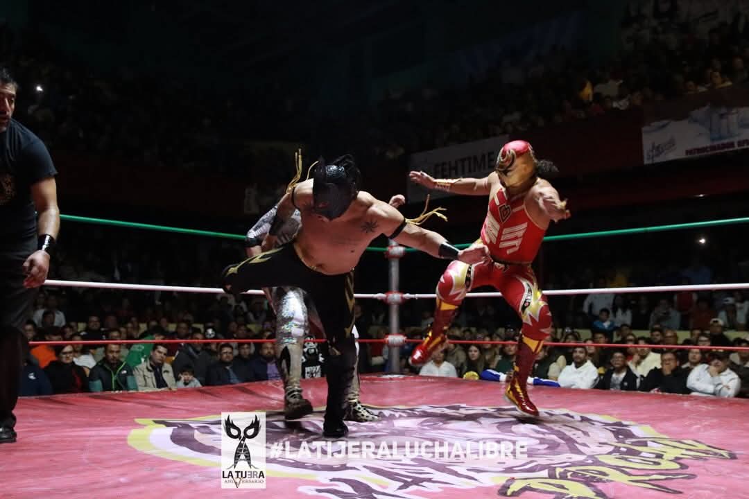 LaTijeraLucha's tweet photo. Lucha dinámica y con un público metido de principio a fin en la batalla de #LaredoKid y #GranMetalik ante #HijoDeLAPark y #LAParkJr, quienes se brindaron de forma espectacular donde la respuesta del respetable se hizo sentir al grito de 🎶🎼 esto es lucha🎼🎶 y reconociendo... https://t.co/dA16kLNXRi