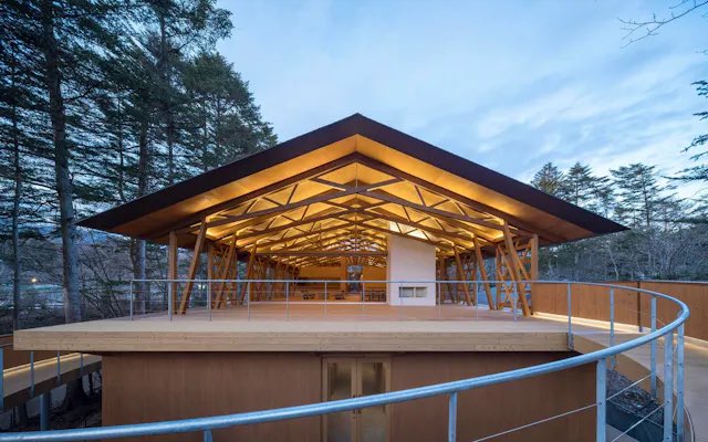 mahora___'s tweet photo. 軽井沢にある、3つの建築で構成されるホテル「SHISHI-IWA-HOUSE 軽井沢」。260本以上もの色とりどりな樹々に囲まれており、季節とともに変わる風景や豊かな自然を楽しむことができる https://t.co/sHnNgDZ1CV