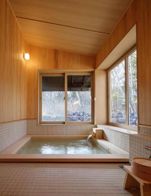 mahora___'s tweet photo. 軽井沢にある、3つの建築で構成されるホテル「SHISHI-IWA-HOUSE 軽井沢」。260本以上もの色とりどりな樹々に囲まれており、季節とともに変わる風景や豊かな自然を楽しむことができる https://t.co/sHnNgDZ1CV