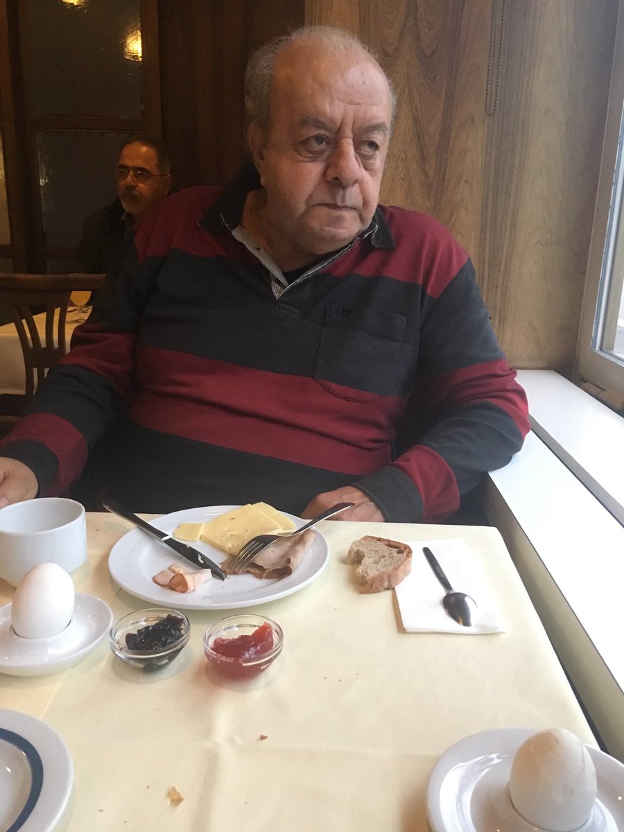 Metehancetinalp's tweet photo. Sezai dedem… Neşe kaynağı… üstad…

Avrupa turnemizde, tok sesiyle ‘ Mete sen bu otel odasında sigara içme olayını çözmüşsün bana da yapsana be evladım yakalanmayalım’ diyerek uzun sigarasından bir dal uzatmıştı bana.

Sonrası oyun, anılar, kahvaltı..

Fazla iyi bir insandı. https://t.co/racot7MQOZ
