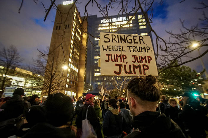 Mehrere hundert Menschen protestierten am 27. Jan. 2025 gegen das exklusive Lobby-Event der #Welt und des Axel-Springer Verlags mit Topmanagern und Spitzenpolitikern incl. Alice Weidel und Elon Musk.
Fotos: umbruch-bildarchiv.org/welt-wirtschaf…
#b2701 #springerenteignen #fckafd #EatTheRich