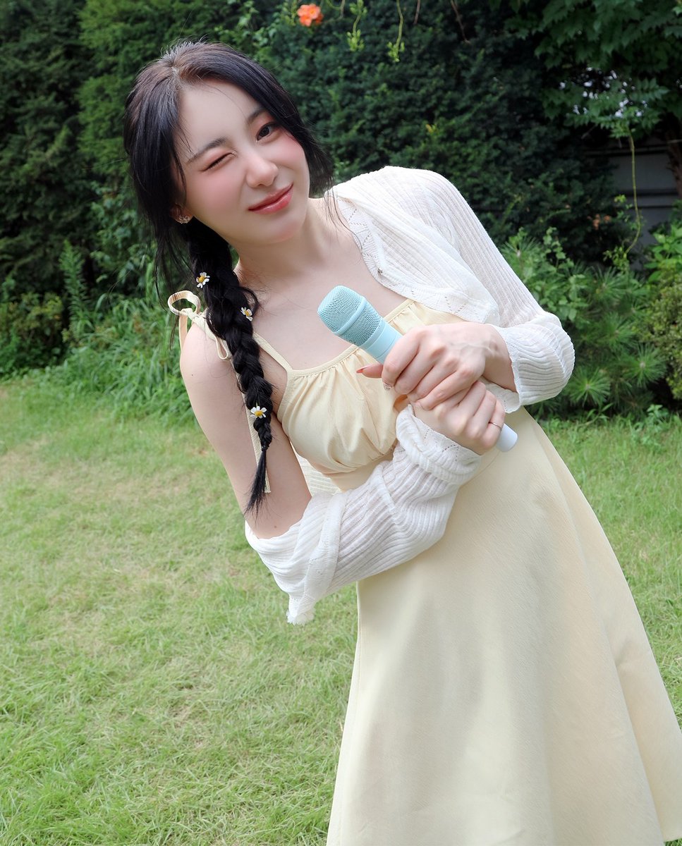 is that.. her izone mic??? 🥹