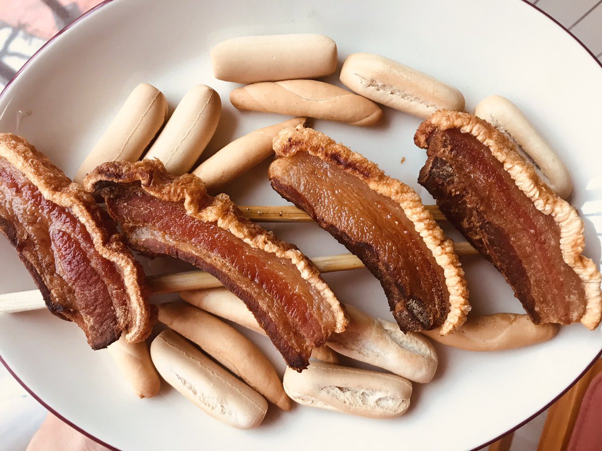 Celebro el Año Nuevo Chino 🧨🧧#蛇年también con los #torreznos <a href="/EMorenoSaez/">Embutidos MorenoSaez</a> <a href="/TorreznodeSoria/">Torrezno de Soria</a> Puedo decir que mis celebraciones del bubuaño nuevo tiene un toque de <a href="/tierradesabor/">Tierra de Sabor</a> .