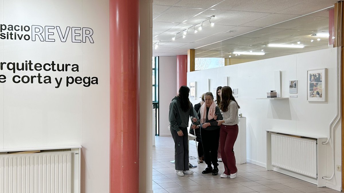 Hoy ha sido una mañana llena de emoción y aprendizaje donde 25 alumnos del IES Las Salinas y 23 residentes de la residencia Caser Laguna han compartido vivencias a través del arte.
“Vínculos a través del arte” nos ha recordado que la creatividad no tiene edad.