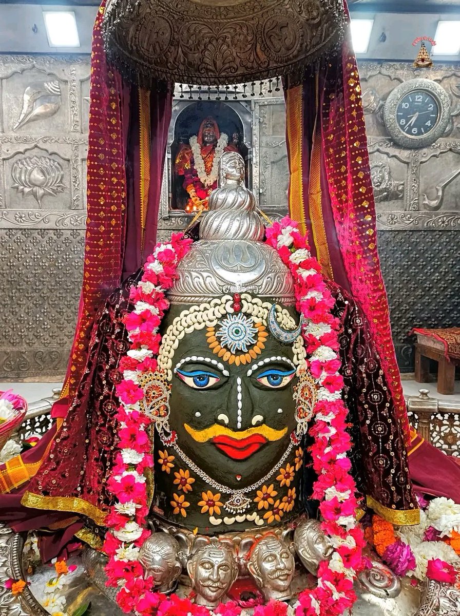 दिनांक 31 जनवरी 2025 को ज्योतिर्लिंग भगवान श्री महाकालेश्वर जी का संध्याकाल आरती श्रृंगार दर्शन...!
"ॐ श्री महाकालेश्वराय नमः...!!