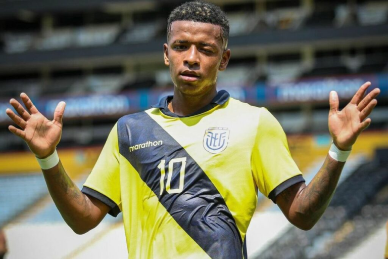 🟡 Fenerbahçe, Keny Arroyo’yu transfer listesine aldı. 

💰 18 yaşındaki sağ kanat, Güney Amerika U-20'de gösterdiği performansla dikkat çekti.

⚽Fenerbahçe'nin yanı sıra FC Porto da oyuncuya talip.

(Órbita Deportiva)

#fenerbahçe #rumoresdetraspaso #mercato #calciomercato #tff