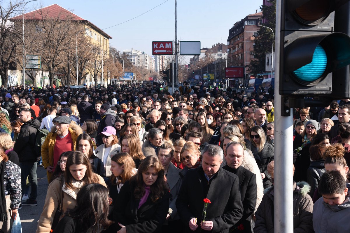 аха. гратис со фотка од герасимовски те частам. онака
се направи спонтат протест и го гнасат. да не зборам зошто се собравме. гној