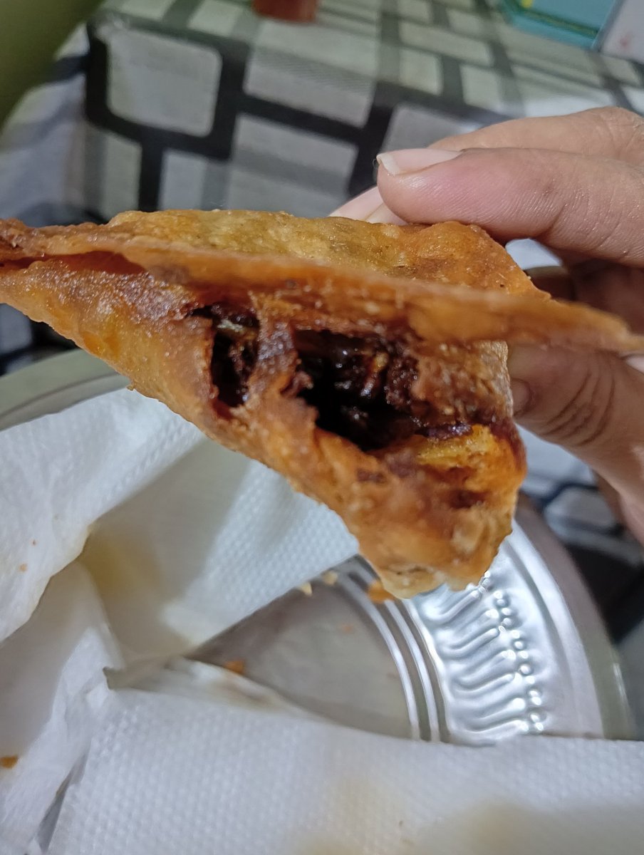 ganarendra's tweet photo. @IndiaSweetHouse Bought samosa/sweets from RR Nagar, your quality of Samosa is pathetic, would ur team serve the same to celebs inaugurating ur outlets ?? https://t.co/jjkQ6YUjft