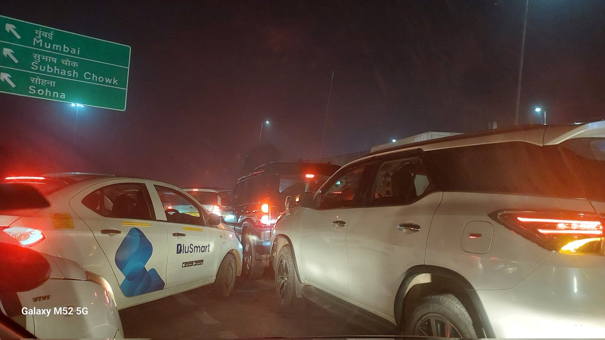 Barricading at Rajeev Chowk from Medanta towards Jaipur had added to traffic chaos.. Massive jam and fuel pollution every day.. Pl look into decongesting