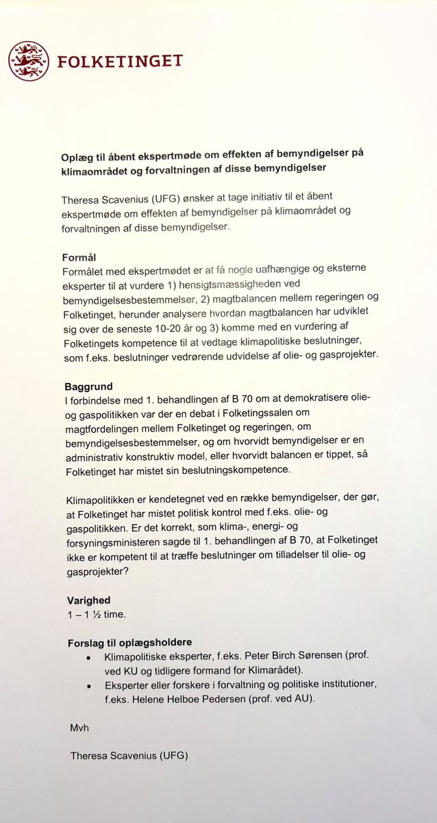 TScavenius's tweet photo. Når viden bliver kætteri 

Vi ser nervøst til, når Trump fjerner anklagere, der var med til at efterforske ham: https://t.co/4oyVuFhDNj. 

Men de fleste er ikke opmærksomme på, at de første skridt mod afdemokratisering og afviklingen af retsstaten foregår herhjemme. Derfor ser det ud til, at mange i Folketinget medvirker næsten intetanende til afgørende skridt i afviklingen af Folketingets politiske betydning. Og selve diskussionen, om hvorvidt afviklingen foregår, afvises og forekommer for nogen nærmest kættersk (det gælder særligt folketingsmedlemmer, der også repræsenterer regeringen).

Som en opfølgning på mit beslutningsforslag om at styrke Folketingets mulighed for at lave klimapolitik - ved at trække nogle bemyndigelser tilbage fra Energistyrelsen - foreslog jeg i går i Klimaudvalget et ekspertmøde om omfanget og konsekvenserne af bemyndigelser på klimaområdet. Med to medlemmer til stede udover formanden (to af dem fra Socialdemokratiet) konkluderede formanden hurtigt, at der ikke var opbakning til forslaget. 

Jeg har efter to år lært at håndtere det tomme udvalgslokale, hvor deltagelsen og aktiviteten er minimal, og hvor Socialdemokratiet styrer linjen. Så det var ikke så overraskende, at også dette forslag skulle nedstemmes. Men jeg kan alligevel ikke blive andet end lidt skuffet over, at der ikke er en interesse i, at udvalget bliver ordentligt belyst om relevante problemstillinger.