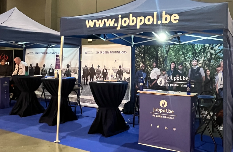 pzvlas's tweet photo. 👮👮De gespecialiseerde beroepenvoorlichter van @pzvlas zijn nog gans deze namiddag en ook morgen de ganse dag op post in de gemeenschappelijke jobinfostand van #pzvlas en #jobpol op de SID-IN beurs in @kortrijk_xpo❗
👉Kom zeker eens langs naar onze stand 💙 https://t.co/BNLo3WnyWt