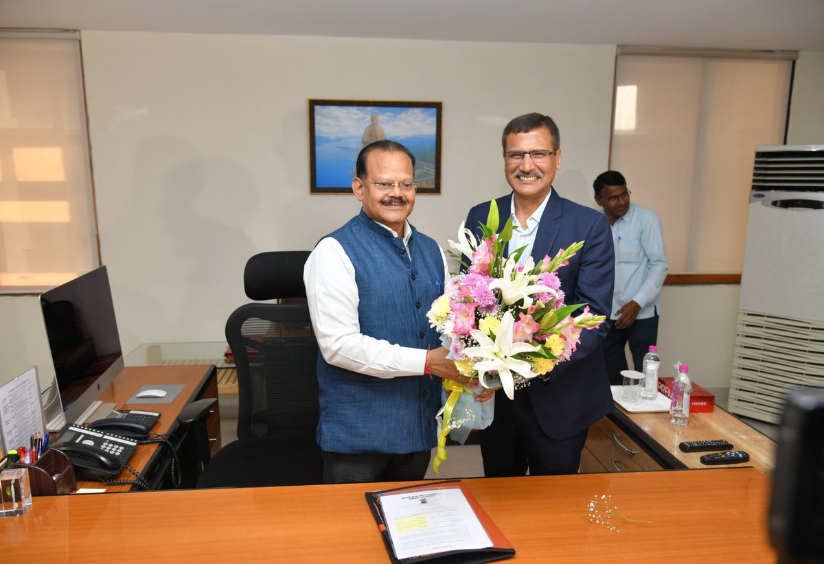 BenefitNews24's tweet photo. ગુજરાતના મુખ્ય સચિવ તરીકે પંકજ જોષીએ પદભાર સંભાળ્યો

Read More:- https://t.co/xrx5vgsJpF

@pankajjoshiias
#PankajJoshi #ChiefSecretary #Gujarat #NewAppointment #Rajkumar #GovtOfGujarat https://t.co/fq6X8JZVVe