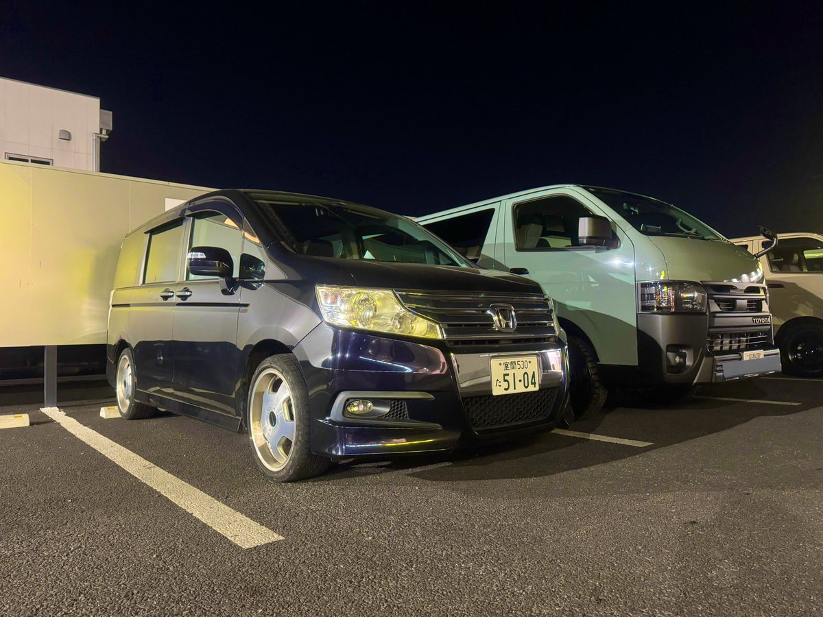 Withering_Death's tweet photo. 廃車予定を千葉に持ってきて2年半延命してたけど今までありがとうステップワゴン
錆だらけ穴だらけになっても良くここまで走ってくれたよ

学生のころ親が買ってすぐ機材大量に積み込んでトランク傷だらけにして怒られたっけな

新旧最初で最後のツーショット

これからよろしくハイエース https://t.co/oqbZcYlH7S