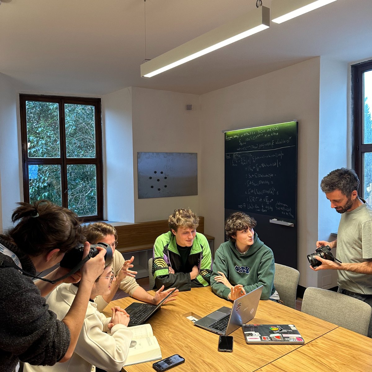 📸 Aule, collegi, biblioteca, mensa, spazi comuni e angoli appartati dove studiare o rilassarsi: prosegue la nuova campagna fotografica della Scuola Normale.
Il set di oggi sono i locali della biblioteca.

Servizio fotografico di Studio Arcipelago
