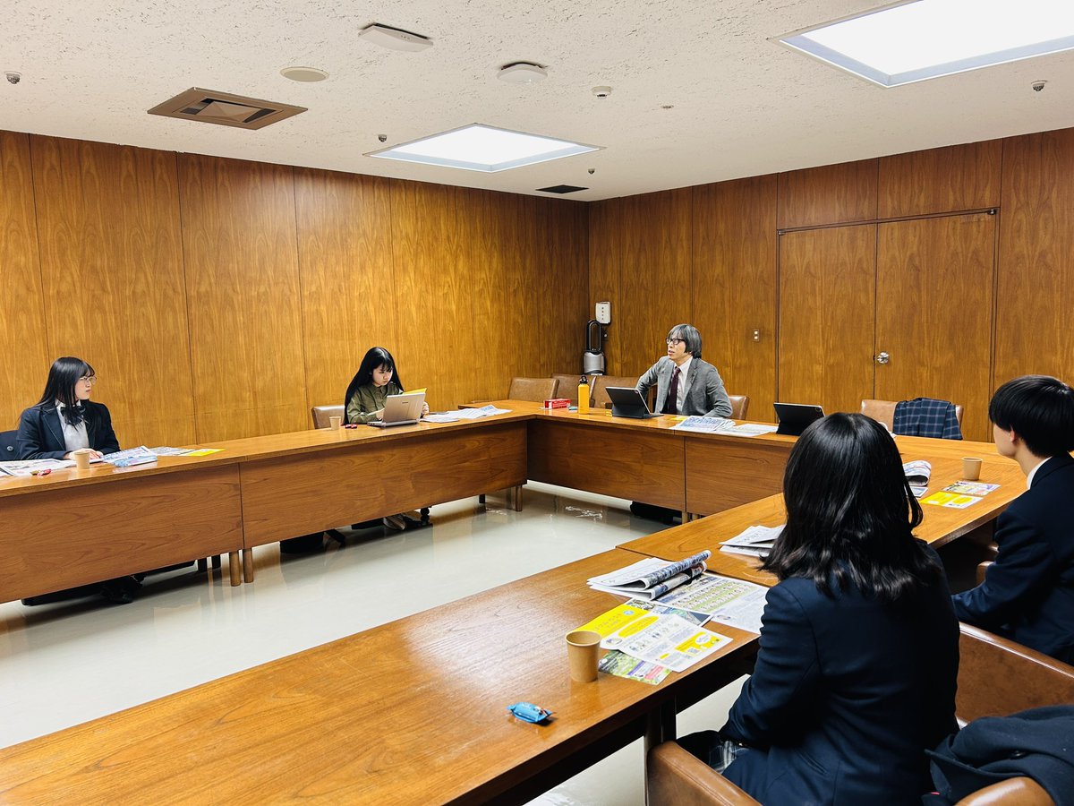 makikotchuo's tweet image. #SCE  students changing education の有志メンバーが中央区議会にお越しくださいました。高校生、中学生と、今と未来の教育について、真剣に話し合いました。
教員不足と労働環境改善、教育の地域格差、指導など、学生のみなさんの課題意識を聞かせていただきました。