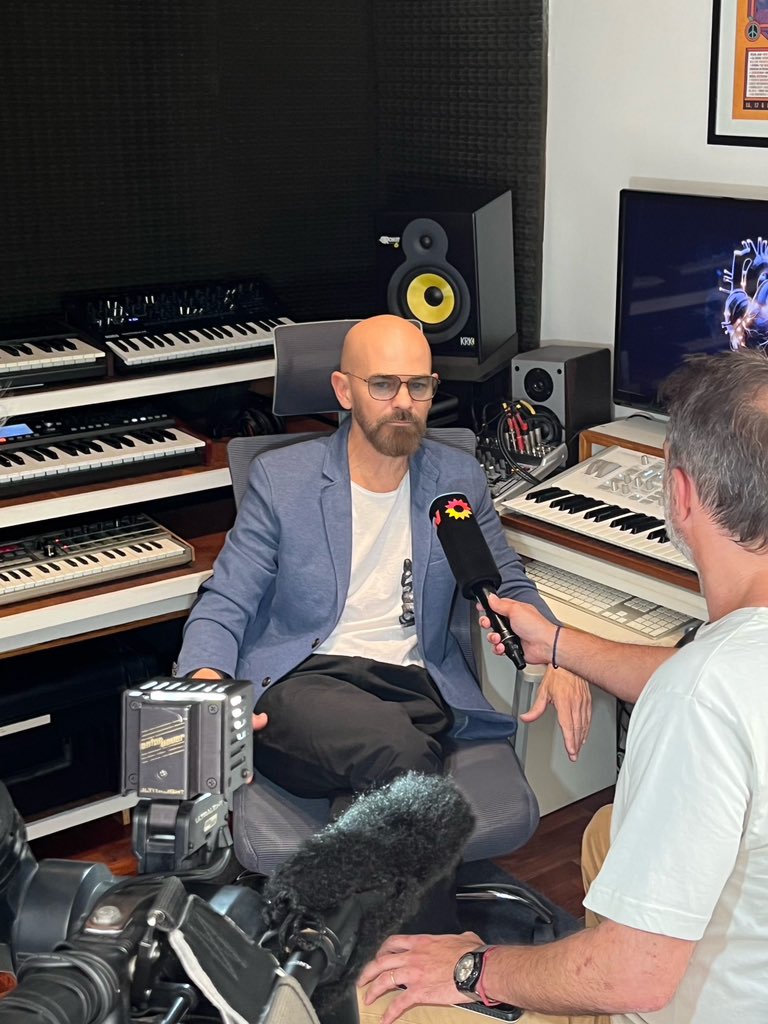 Muy pronto podrán ver  la entrevista que me realizó en mi estudio <a href="/cuchiprat/">Carlos Iogna Prat</a> para  <a href="/todonoticias/">TN - Todo Noticias</a> . Hablando sobre el nuevo álbum de LSDA ,  “Electric Heart” .
Gracias por compartir la música 🫶🏼🙌🏼
+ info: linktr.ee/LSDA
.
#LSDA #LosSueñosDeAnderson #FernandoMontemmurro