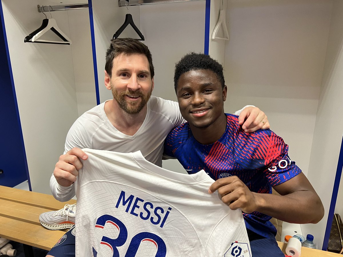 Serifnhaga5's tweet photo. merci  PSG à bientôt ❤️💙 https://t.co/ODe8efF3Ey