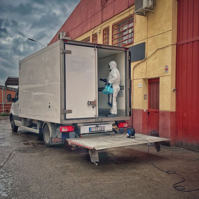 system_pest's tweet photo. 🦠 Tratamiento contra virus, bacterias y gérmenes en camiones frigoríficos

🔎 Gracias a un sistema Nebulizador (ULV), nos marchamos sabiendo que los productos almacenados en estas cámaras no estarán expuestos a una contaminación cruzada

#desinfecciones #controldeplagas #plagas https://t.co/U3JeGVEDXQ