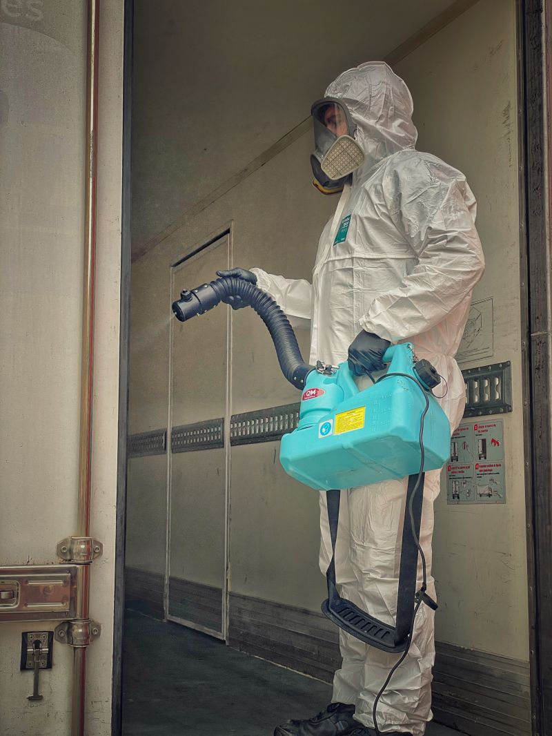 system_pest's tweet photo. 🦠 Tratamiento contra virus, bacterias y gérmenes en camiones frigoríficos

🔎 Gracias a un sistema Nebulizador (ULV), nos marchamos sabiendo que los productos almacenados en estas cámaras no estarán expuestos a una contaminación cruzada

#desinfecciones #controldeplagas #plagas https://t.co/U3JeGVEDXQ