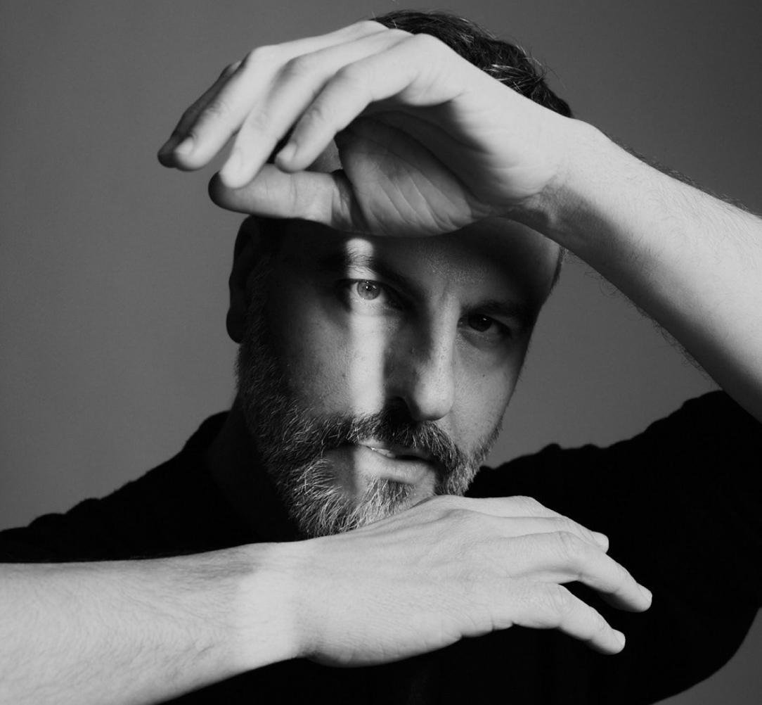 #ArtistasIlPrimoUomo

🎭 ANTONIO RUZ | Dirección de escena

Considerado uno de los creadores más destacados de la danza en España, el bailarín y coreógrafo <a href="/antonio_ruz/">Antonio Ruz</a> ha trabajado con algunas de las principales compañías europeas, cosechando un gran éxito de público y crítica.