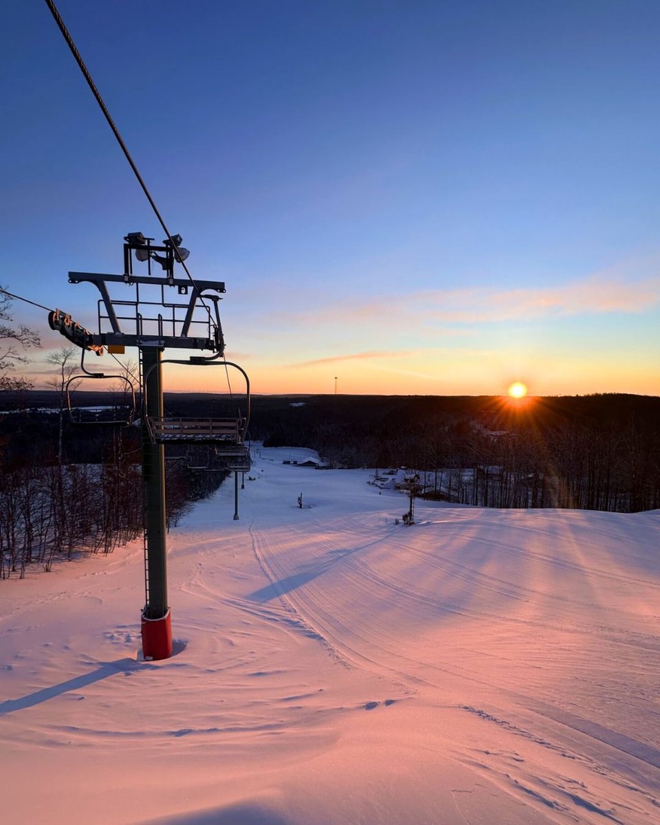 corduroy sunrises 🌤️🏂 #treetopsresort #gaylordmi #ski #skiresort #northernmichigan #winter