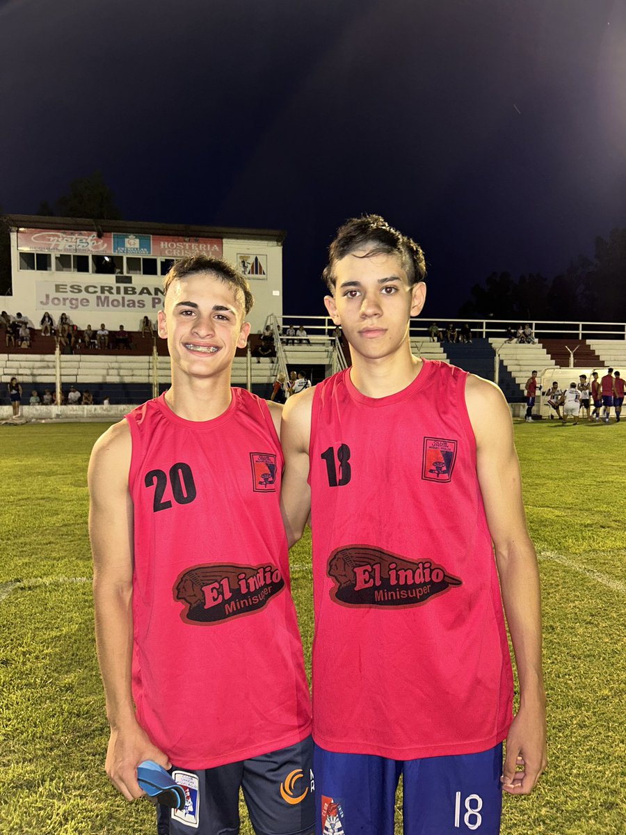 Arrancamos el 2025 con dos pelados 🤩

¿En serio no vas a ir a entrenar por quedarte en tu casa? Mira lo que se puede lograr. 
Dale neneeee, ¡aguanten los pibes de inferiores! 
🇳🇱💙🫂