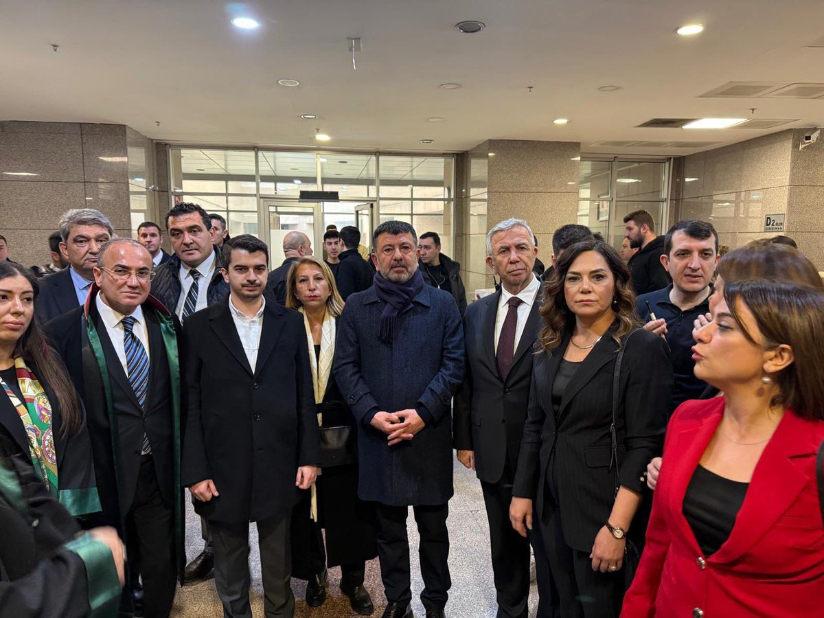 Demokrasi, halk iradesine saygı ve adaletle güçlenir. Bugün Çağlayan Adliyesi’nde, İstanbul Büyükşehir Belediye Başkanı Sayın Ekrem İmamoğlu’nun yanında olarak bu inancımızı bir kez daha vurguluyoruz. Adaletin yerini bulacağına inanıyoruz.