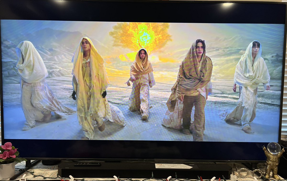 krstnrrae's tweet photo. - you KEN’t see Him.
- JOSH hands are black and he has scar on his face
- PABLO looks androgynous at the center. He’s at the back of the pack — a leader
- STELL was sooo heavenly looking on his cloak
- JUSTIN with his white eyes the the veins on his face? Is he blind? 

Now I wanna see them in solo photos 😤

📸: @stiffmeister_md 

MAHALIMANG PAGBABALIK
A'TIN NABABALIW NA
SB19 IS BACK
@SB19Official #SB19
#SimulaAtWakas #SB19SaW