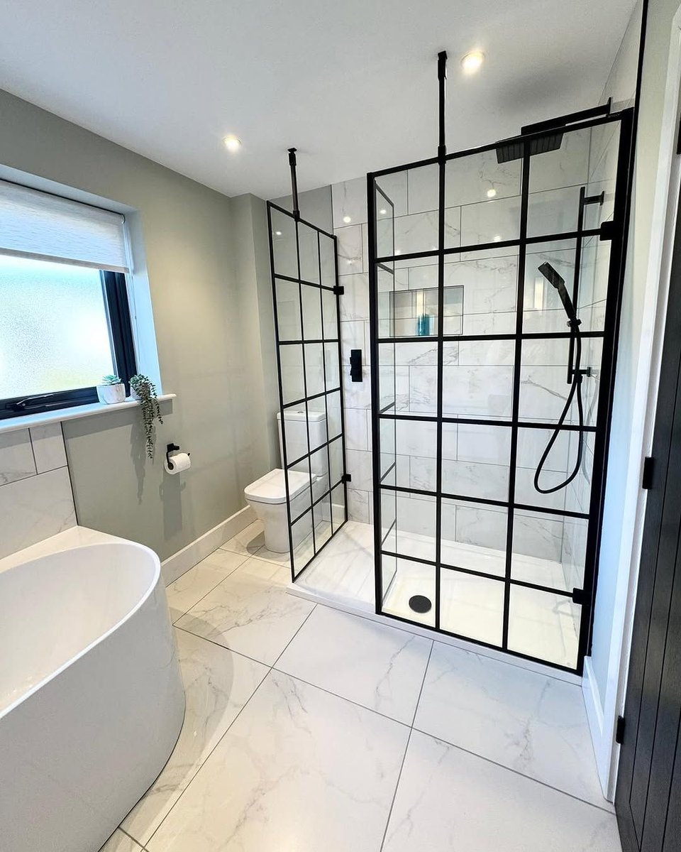HAPPY FRIDAY💙 

Clean, fresh, and light! @mm_bathroom_designs has perfected the modern, minimalist bathroom using Roman's Black Grid Wetroom Panels. We love the industrial element that the Black Grid brings to any space.