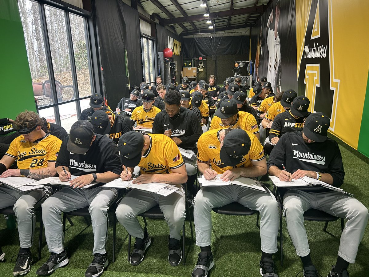 AppStateRISE's tweet image. COMMUNICATING &amp;amp; PRESENTING EVERYDAY EXCELLENCE ⭐️

Yesterday @AppBaseball dedicated time to refine their professional skills through a workshop focused on nonverbal cues &amp;amp; effectively telling their story with their elevator pitch.