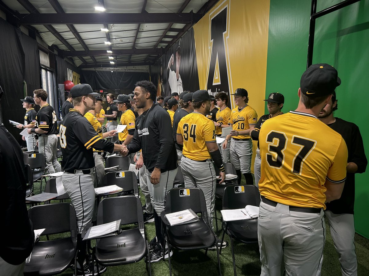 AppStateRISE's tweet image. COMMUNICATING &amp;amp; PRESENTING EVERYDAY EXCELLENCE ⭐️

Yesterday @AppBaseball dedicated time to refine their professional skills through a workshop focused on nonverbal cues &amp;amp; effectively telling their story with their elevator pitch.