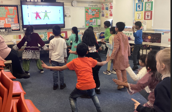 LyonParkPrimary's tweet image. 3O had a blast bringing Anisha the Accidental Detective to life with an Indian themed-wedding celebration! 🎉 We danced, played the dhol, drew mehndi, and even had a fashion show. #AnishaTheAccidentalDetective #CulturalCelebration #LearningThroughFun
