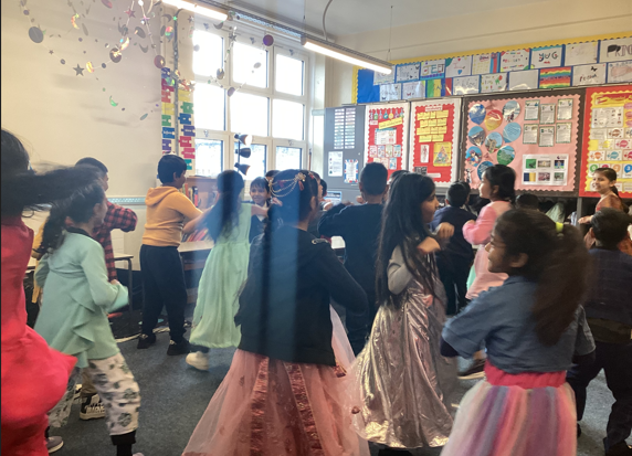 LyonParkPrimary's tweet image. 3O had a blast bringing Anisha the Accidental Detective to life with an Indian themed-wedding celebration! 🎉 We danced, played the dhol, drew mehndi, and even had a fashion show. #AnishaTheAccidentalDetective #CulturalCelebration #LearningThroughFun