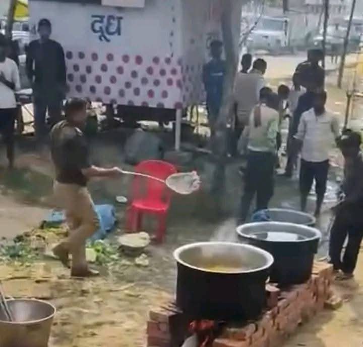 jpsin1's tweet photo. महाकुंभ में फंसे लोगों के लिए बन रहे खाने में मिट्टी राख डालने वाले सोरांव के थानेदार बृजेश तिवारी हुए सस्पेंड, 
प्रयागराज जिले के सोरांव थानेदार बृजेश तिवारी महाकुंभ के श्रद्धालुओं के लिये बन रहे भंडारे के प्रसाद में मिट्टी डालते हुए वीडियो मे हुए थे कैद, श्रद्धालुओं के लिए बनाए जा रहे खाने में बालू राख डालकर खराब किया था।
वर्दी का नाजायज फायदा उठाने के लिए तिवारी जी की अच्छे से खातिर होनी चाहिए,बहुत ही नीच कार्य किया है...