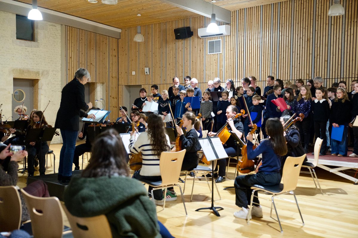 NiortAgglo's tweet photo. #NiorAgglo La Nuit des conservatoires se poursuit. Jeudi soir, les élèves et enseignants étaient à la salle de la Voute à #Prahecq pour 1 concert cordes et chorale. Un moment de partage autour de la musique valorisant la créativité artistique des établissements du territoire. https://t.co/kuKmWpYz49