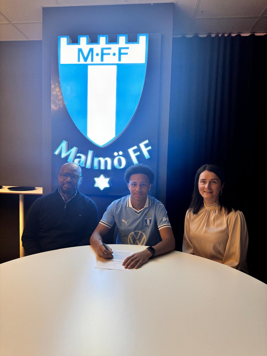 RoversValley's tweet photo. ITs Offical
Aiden Gabbadon signs his first pro contract with @Malmo_FF ,
Aiden with Mark and Karen his parents. We at Valley Rovers are so proud of you Aiden 👏 🥰 https://t.co/MGvd9s8ebU