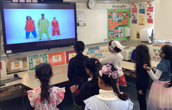 LyonParkPrimary's tweet image. 3O had a blast bringing Anisha the Accidental Detective to life with an Indian themed-wedding celebration! 🎉 We danced, played the dhol, drew mehndi, and even had a fashion show. #AnishaTheAccidentalDetective #CulturalCelebration #LearningThroughFun