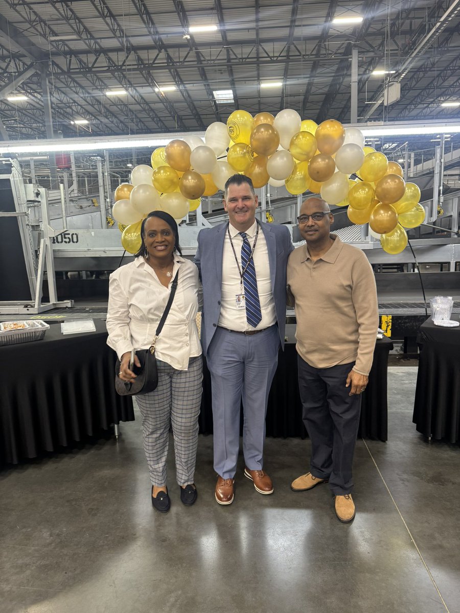 ArrowoodUps's tweet photo. Mr. Rodney Peay retires today with 43 years of dedicated and exceptional service to our great company!!! Here are his career stats!! 1.95 M pkgs delivered, 30+ year Circle of Honor Driver and 0 injuries in 43 years!!! #UPS https://t.co/xazimA0B9u