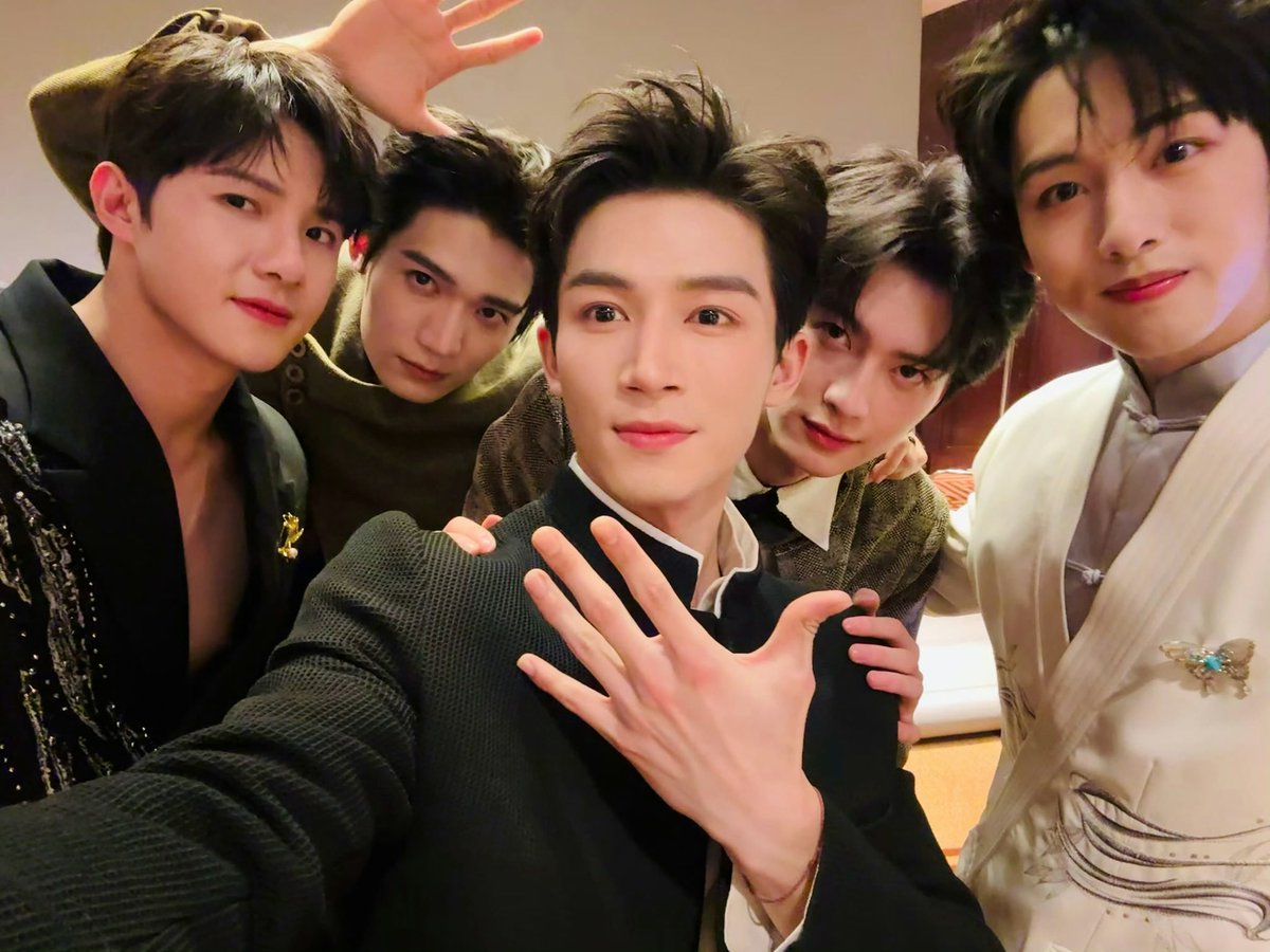 trrroo0's tweet photo. 아내들 ㅈㄴ 예쁘고 힙한데
남편들 ㅈㄴ 아저씨들같음 어카냐 진짜
심지어 찍은날이 같은날 같은행사임 https://t.co/hvGU54eSTO