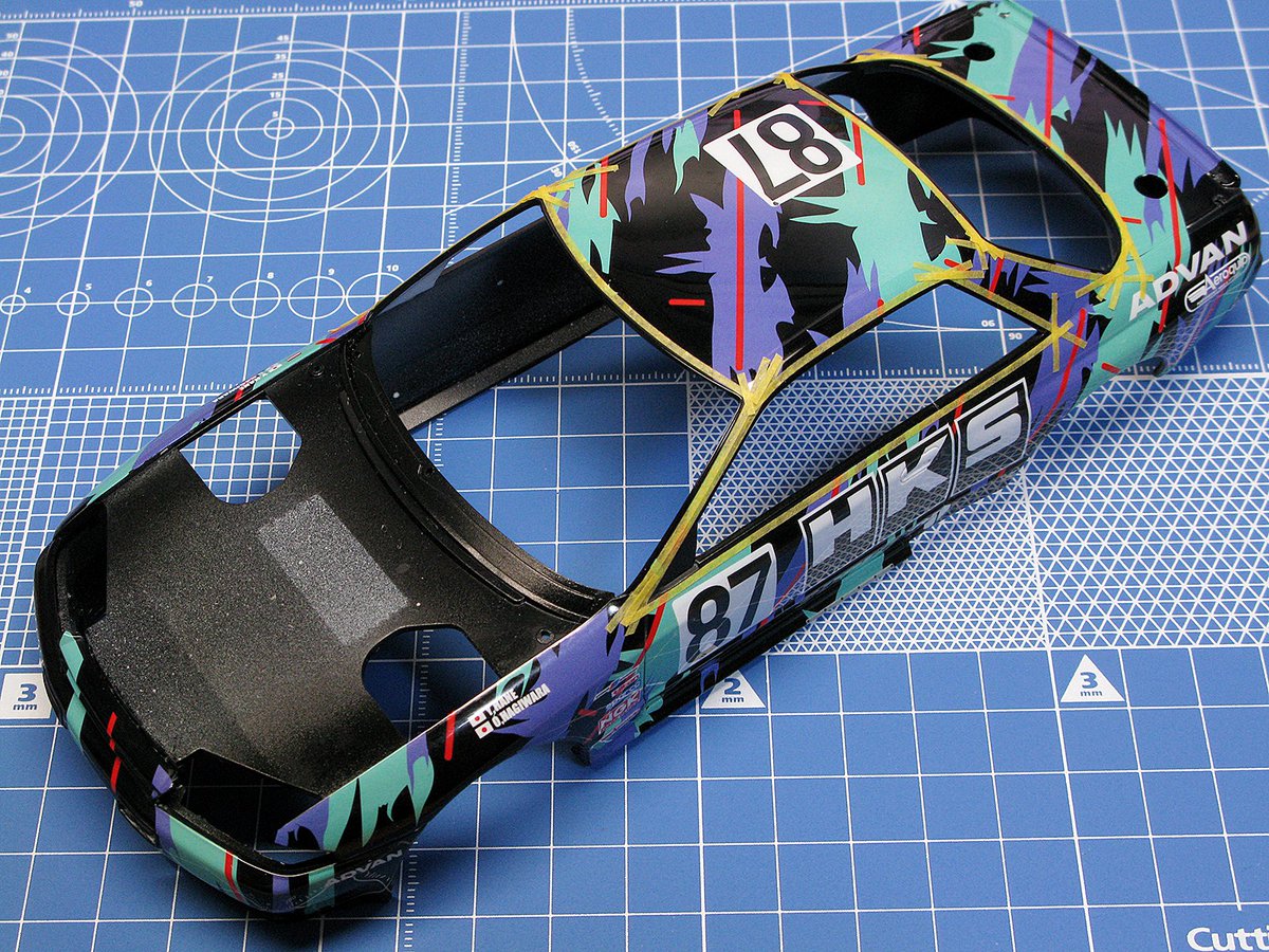 tanoshii_mokei's tweet image. #ハセガワ
1/24 #HKS #AXIA #R32 GT-R (23)

全面ラッピングの難

窓枠塗装の細切りマスキングを慎重にはがすも、持っていかれました😭
クリア層の不足かデカールのエッジは厳しいです。粘着より型紙をかざす方が安全かも。
これを見越して？パッチ用の余分デカール付きなので補修します。つらいなあ🤔