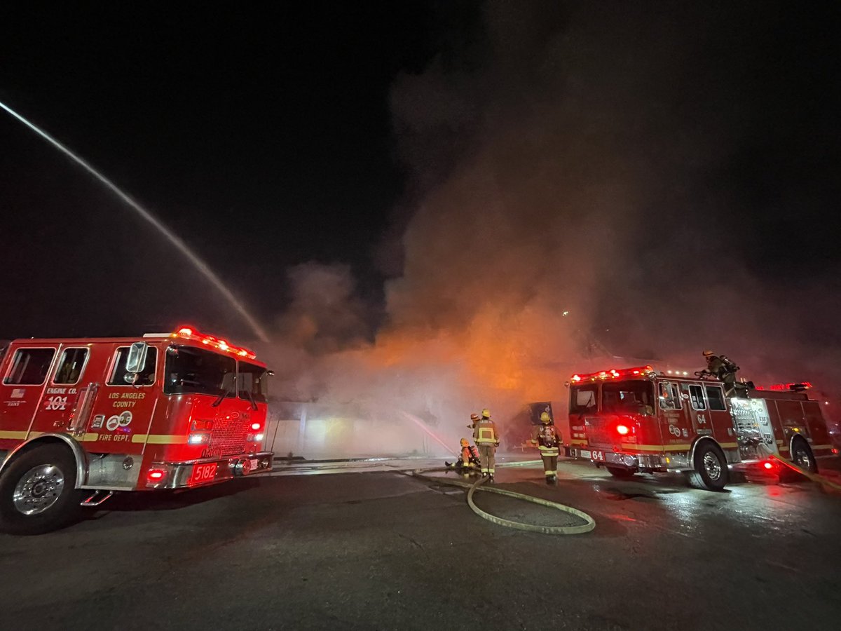 LACoFDPIO's tweet photo. 2ND ALARM STRUCTURE FIRE | BN 15 | E182 | 400 block of Garey Ave #Pomona | Units dispatched 5:24 a.m. #LACoFD First units onscene 5:28 to one story commercial bldg. fire. Upgraded to 2nd alarm 5:36. Defensive attack strategy due to structural degradation.
#CenterIC https://t.co/DiL7CMlIKR