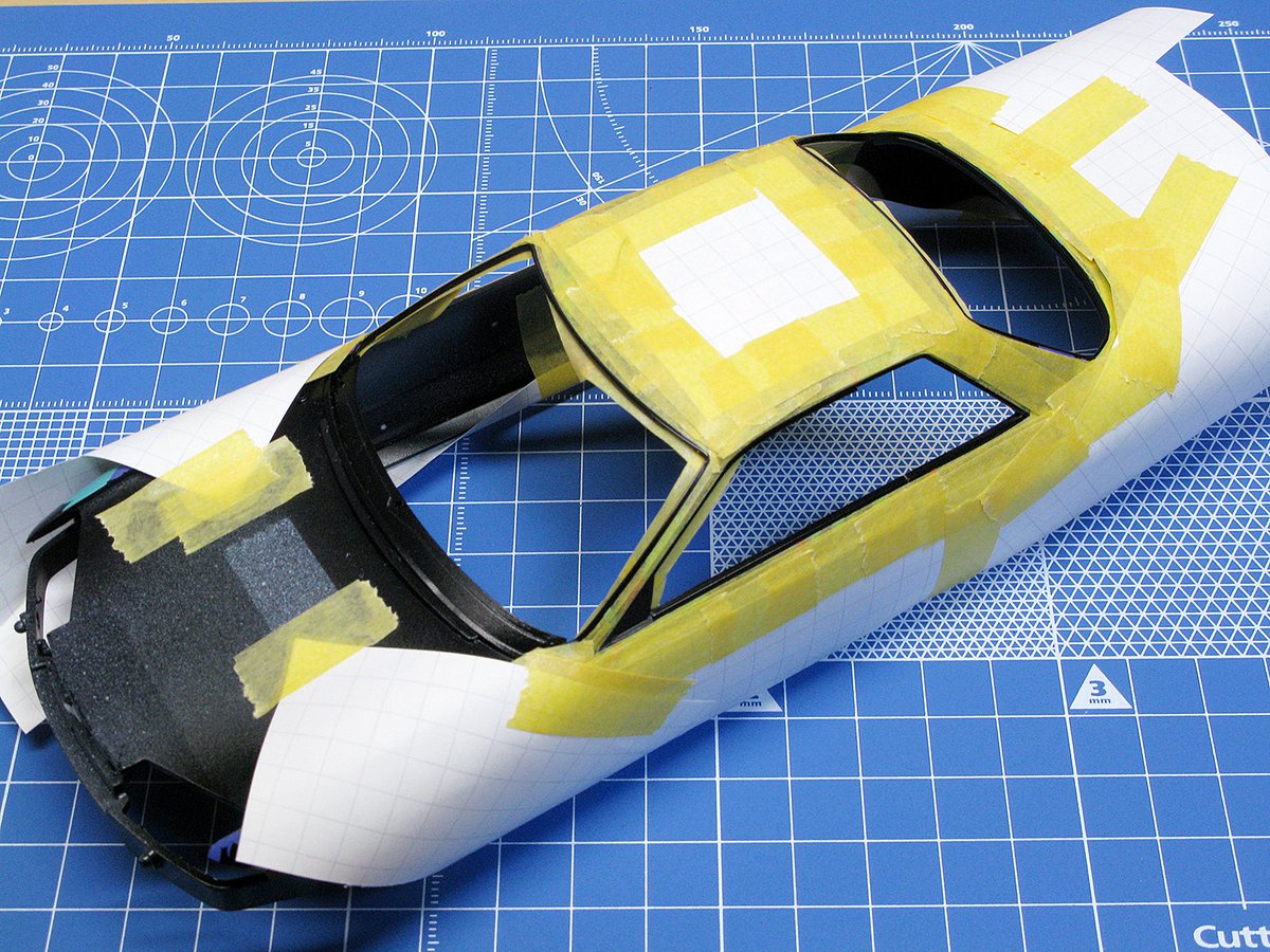 tanoshii_mokei's tweet image. #ハセガワ
1/24 #HKS #AXIA #R32 GT-R (23)

全面ラッピングの難

窓枠塗装の細切りマスキングを慎重にはがすも、持っていかれました😭
クリア層の不足かデカールのエッジは厳しいです。粘着より型紙をかざす方が安全かも。
これを見越して？パッチ用の余分デカール付きなので補修します。つらいなあ🤔