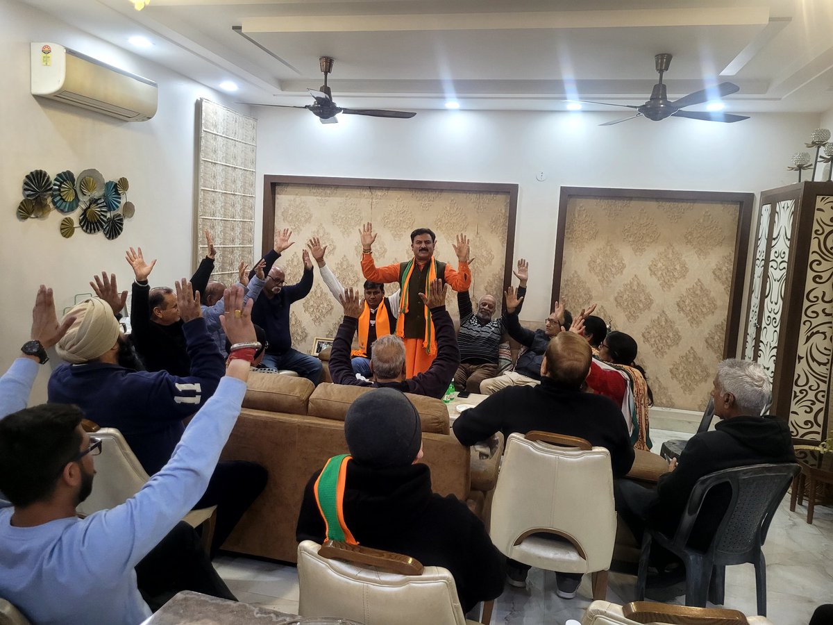 Pardeep_Poonch's tweet photo. Vote&Support
Bharatiya Janta Party के जनसंपर्क अभियान के तहत आज विरेन्द्र नगर,मे #Ashish_Sood जी के पक्ष में ओर दिल्ली के विकास के लिए वोट करने की अपील की ।
#PardeepSharma
#EX_MLC https://t.co/zS8syvIVDw