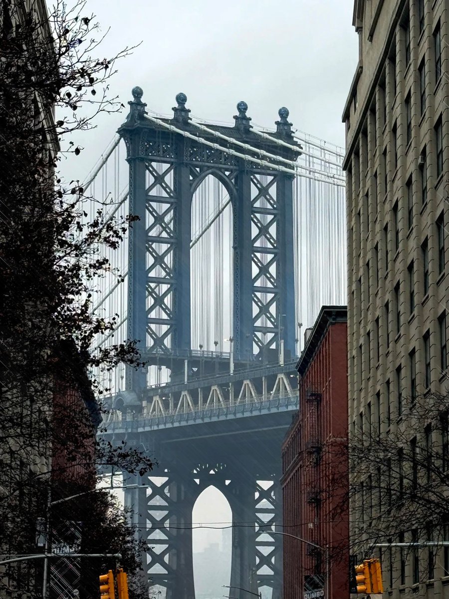 The rainy day makes every scene in DUMBO look like a movie frame.
