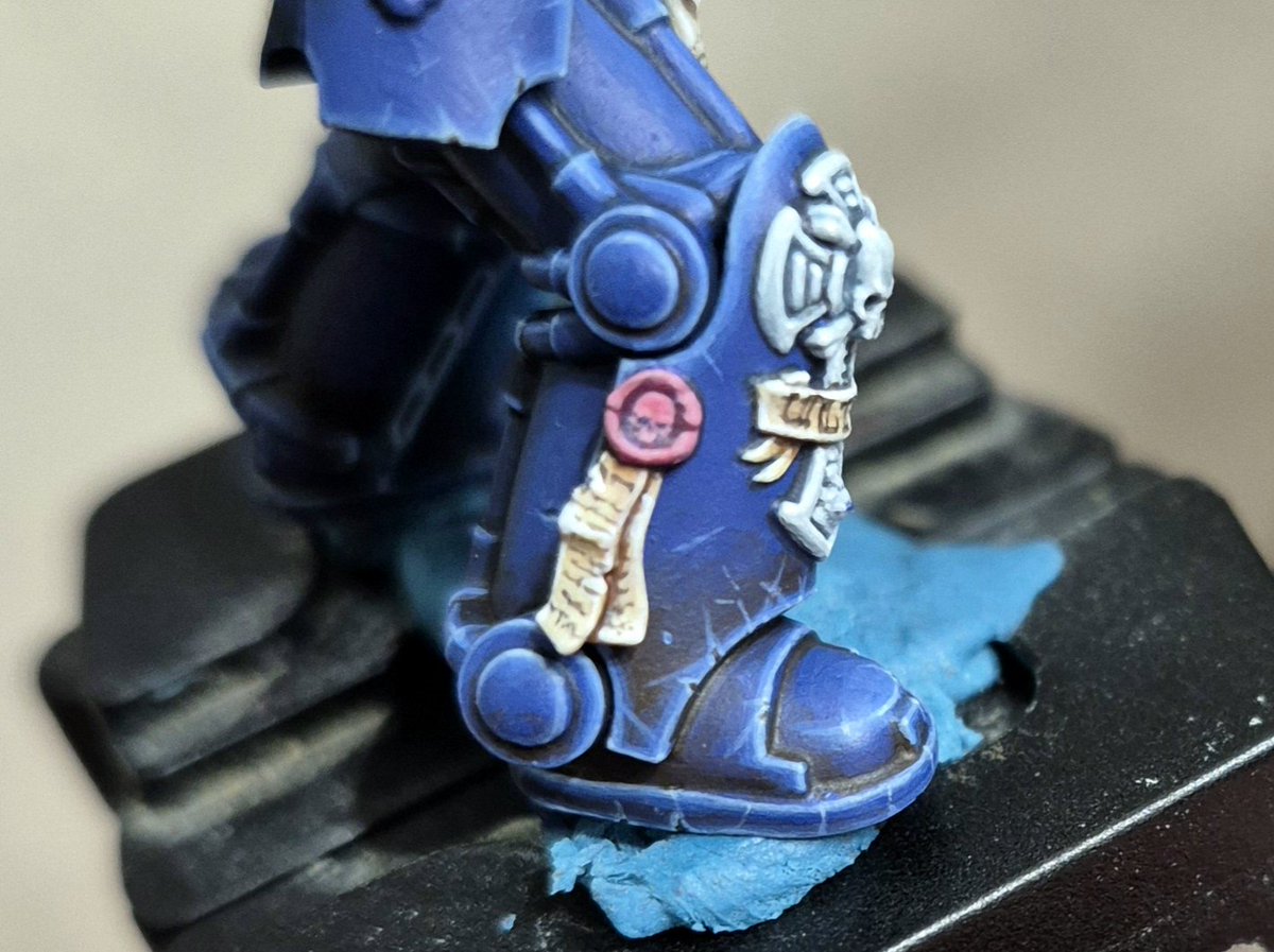 Painting skulls freehand into blank purity seals has become a habit of mine at this point. An odd habit, but I'm ok with it. #paintingwarhammer #WarhammerCommunity #Warhammer40k #40k